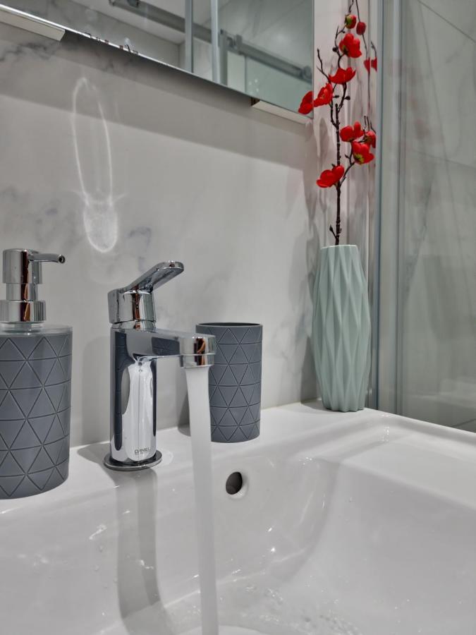 Carisa Deluxe Apartment With Jacuzzi Larnaca Exterior photo