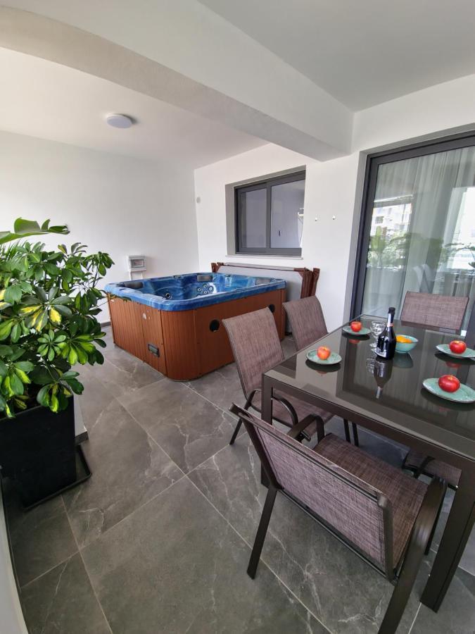 Carisa Deluxe Apartment With Jacuzzi Larnaca Exterior photo