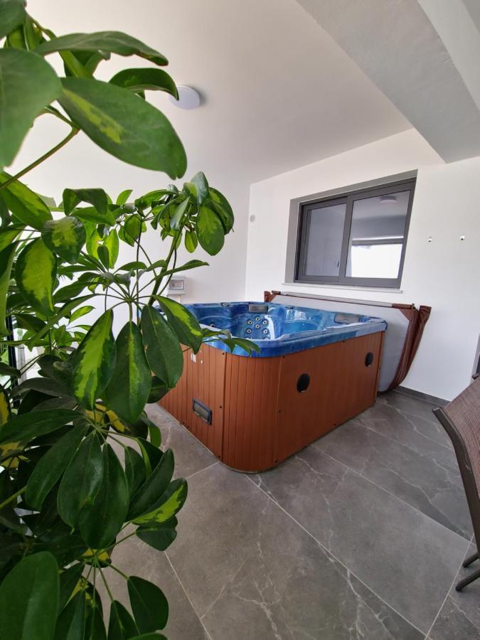 Carisa Deluxe Apartment With Jacuzzi Larnaca Exterior photo
