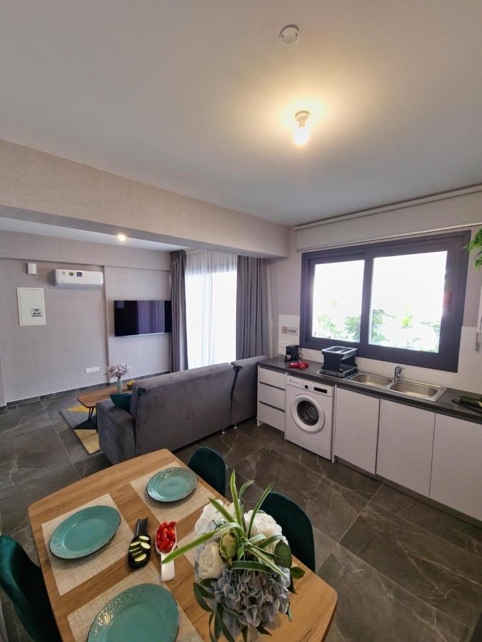 Carisa Deluxe Apartment With Jacuzzi Larnaca Exterior photo
