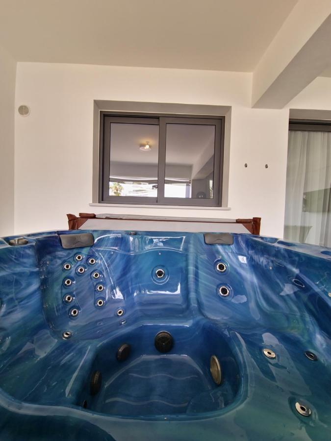 Carisa Deluxe Apartment With Jacuzzi Larnaca Exterior photo